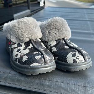 Size 8 women’s Ugg skip on skull shoes